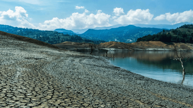 View_showing_the_low_water_level_of_the_Guavio